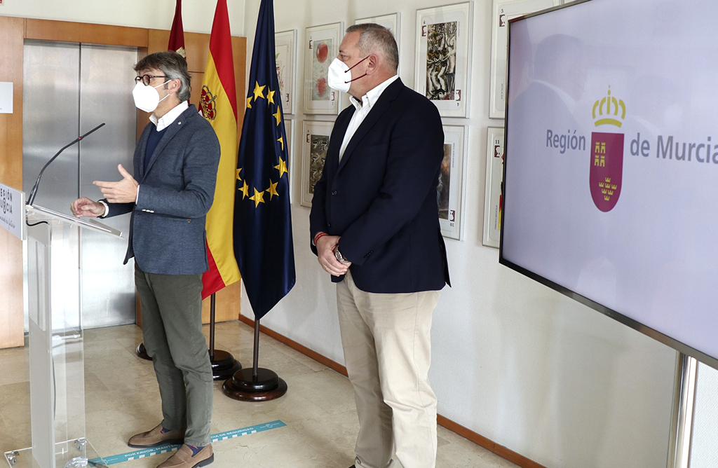 Imagen del consejero de Economía, Hacienda y Administración Digital, Luis Alberto Marín, y el director de la Agencia Tributaria de la Región de Murcia