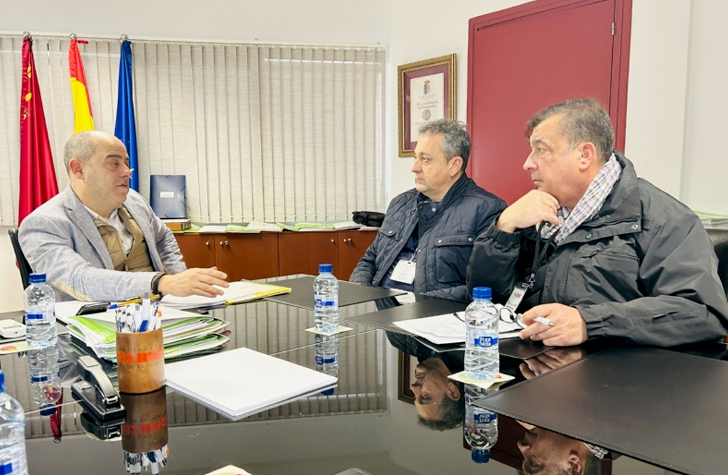 El choque entre un turismo y un autobús deja tres heridos en Totana