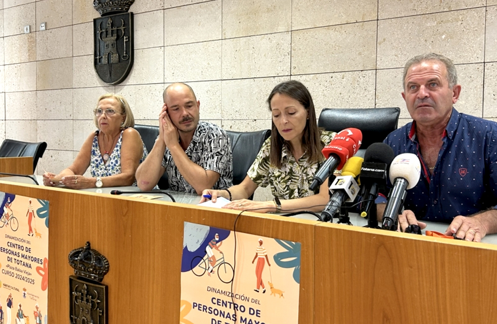 El Centro de Da de Personas Mayores de la plaza Balsa Vieja de Totana celebra la gran Fiesta de la Navidad