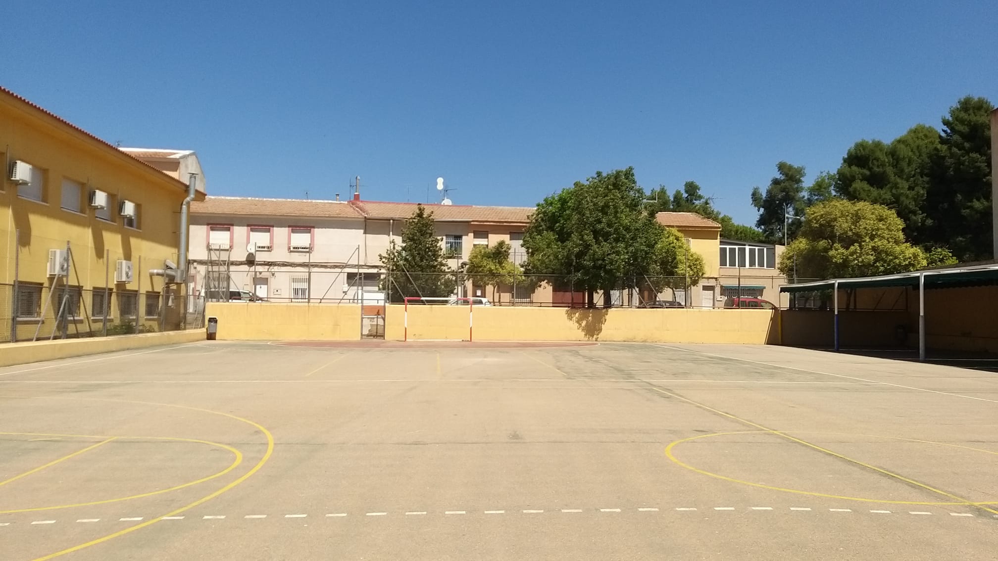 El PSOE consigue que se cubra la pista deportiva del CEIP Santiago