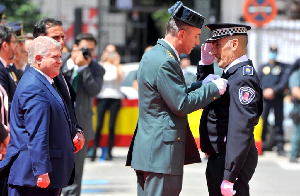 El agente Ángel Espinosa, condecorado por el Ministerio del Interior con la Cruz de Mérito con distintivo blanco