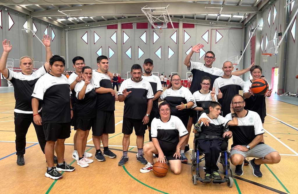 Usuarios del Jos Moy Trillla participan en la Jornada Regional de Baloncesto