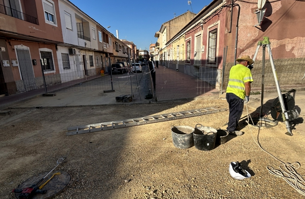 Finalizan las obras de saneamiento del cruce de las calle Valle del Guadalent�n y Quevedo tras invertir m�s de 35.000 euros