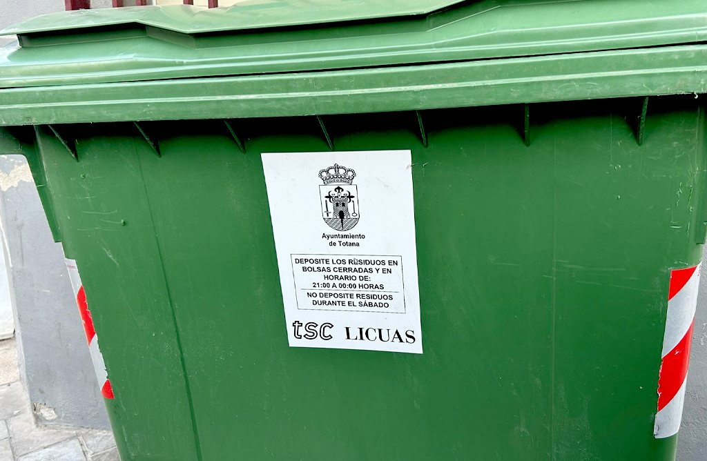 Los vecinos que tiren la basura antes de las nueve de la noche podrn ser sancionados por la Polica Local