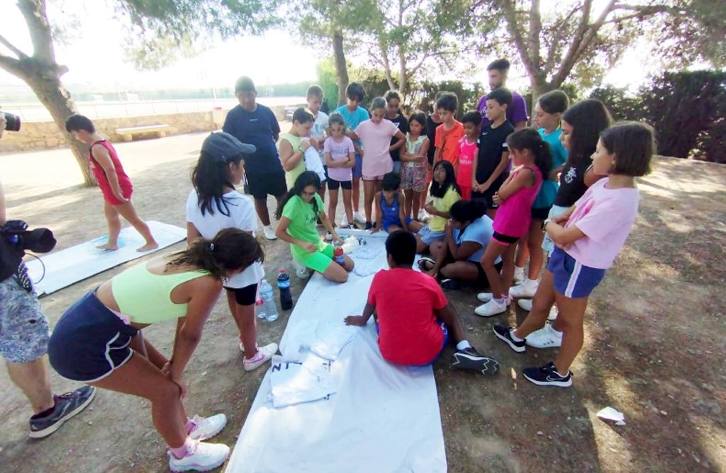 Un taller de camisetas, colchonetas acuáticas y una fiesta de la espuma para clausurar la 2ª quincena de la Escuela de Verano