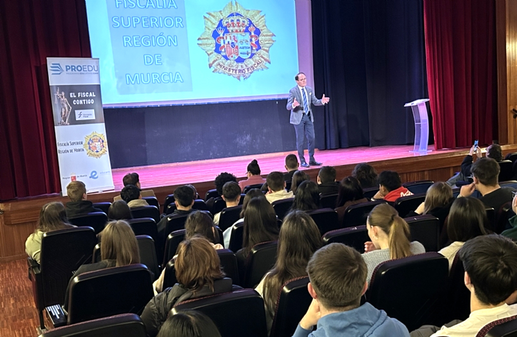 El Fiscal Superior de la Región de Murcia imparte una charla a alumnos de los dos institutos de Totana