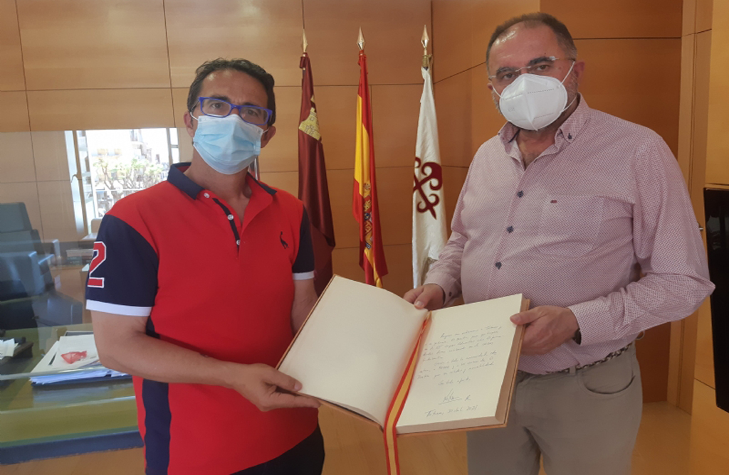 El presidente de FEDER entrega al alcalde el Libro de Oro de la Ciudad firmado por SM la Reina tras su visita al municipio