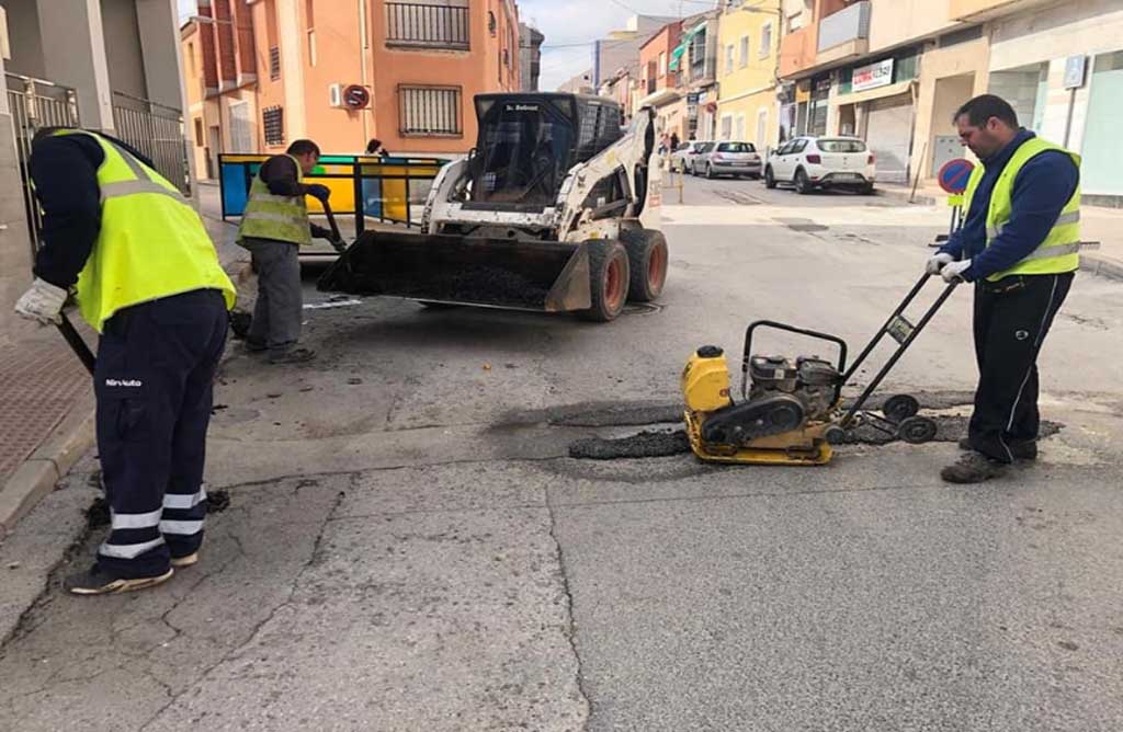 La Concejala de Servicios a la Ciudad acomete trabajos de reparacin del firme en numerosas calles del casco urbano.