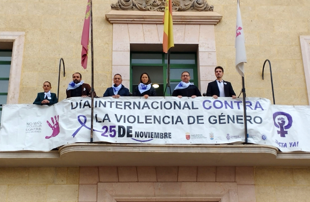 El Ayuntamiento luce una pancarta conmemorativa del 25-N y la fachada se iluminará de color naranja durante una semana