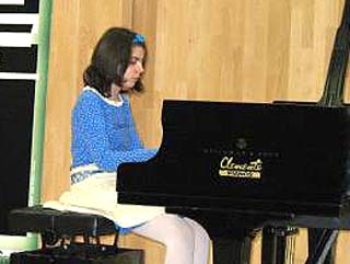 Mari �ngeles Ayala Moreno, con tan solo 13 a�os, concertista de piano con la Orquesta Sinf�nica de la Regi�n