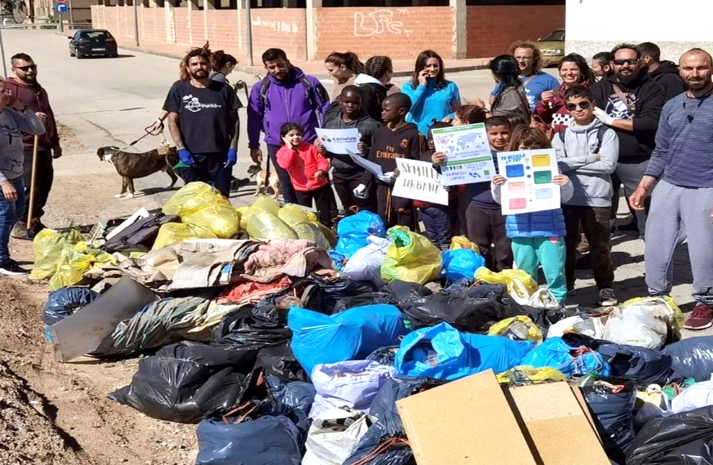 Más de cien bolsas de basura para limpiar el barrio de Triptolemos