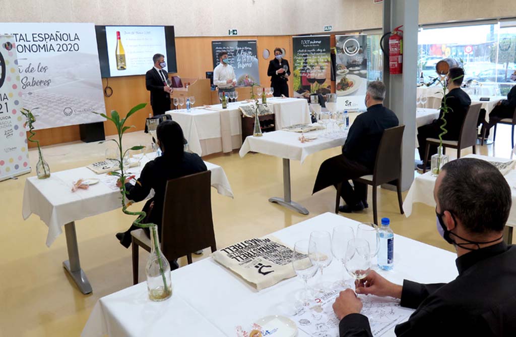 Turismo forma a los estudiantes del CCT en tcnicas de cata de vinos DOP de la Regin