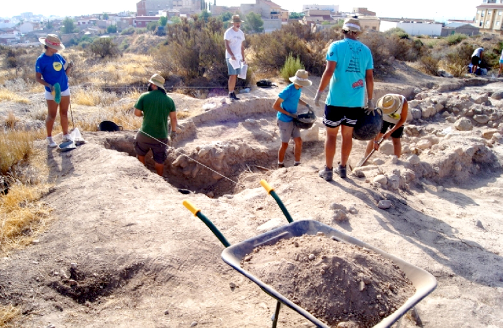 Se descubren importantes restos cermicos en un nuevo silo del yacimiento de Las Cabezuelas